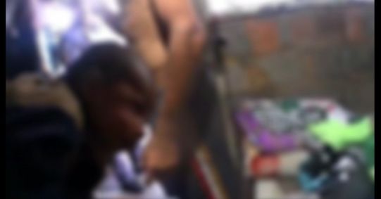 Momento em que os policiais fazem manobra para desengasgar bebê no interior de São Paulo