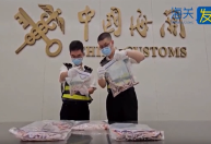 Homem tenta contrabandear mais de 100 cobras vivas dentro das calças na China