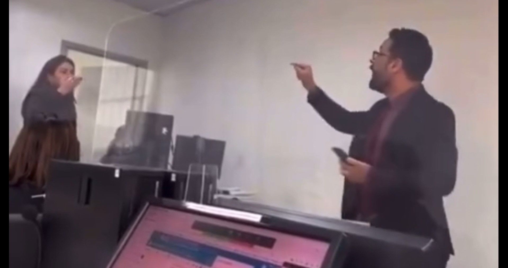 Discussão entre juíza e advogado durante audiência em fórum de Diadema (SP)