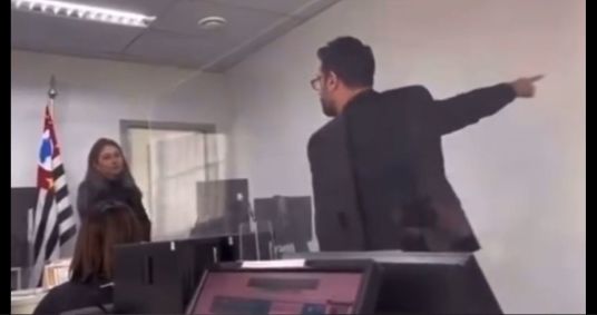 Discussão entre juíza e advogado durante audiência em fórum de Diadema (SP)
