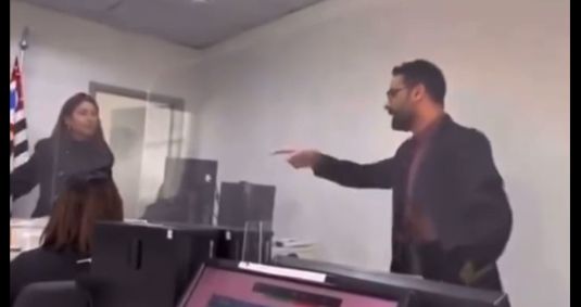 Discussão entre juíza e advogado durante audiência em fórum de Diadema (SP)