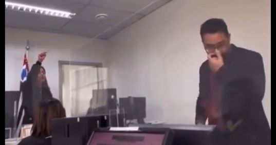 Discussão entre juíza e advogado durante audiência em fórum de Diadema (SP)