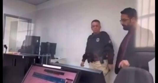Discussão entre juíza e advogado durante audiência em fórum de Diadema (SP)