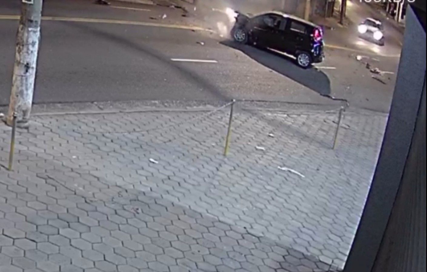 Câmeras de segurança flagraram o momento do acidente em Guarulhos, na Grande São Paulo
