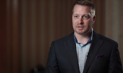 Quem é o CEO da CrowdStrike que pediu desculpas por "apagão global"