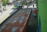 Vídeo: Jovem morre atropelado por ônibus após furtar celular de idoso em SP