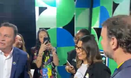 Janja visita Casa Brasil e jornalistas são empurrados por assessores