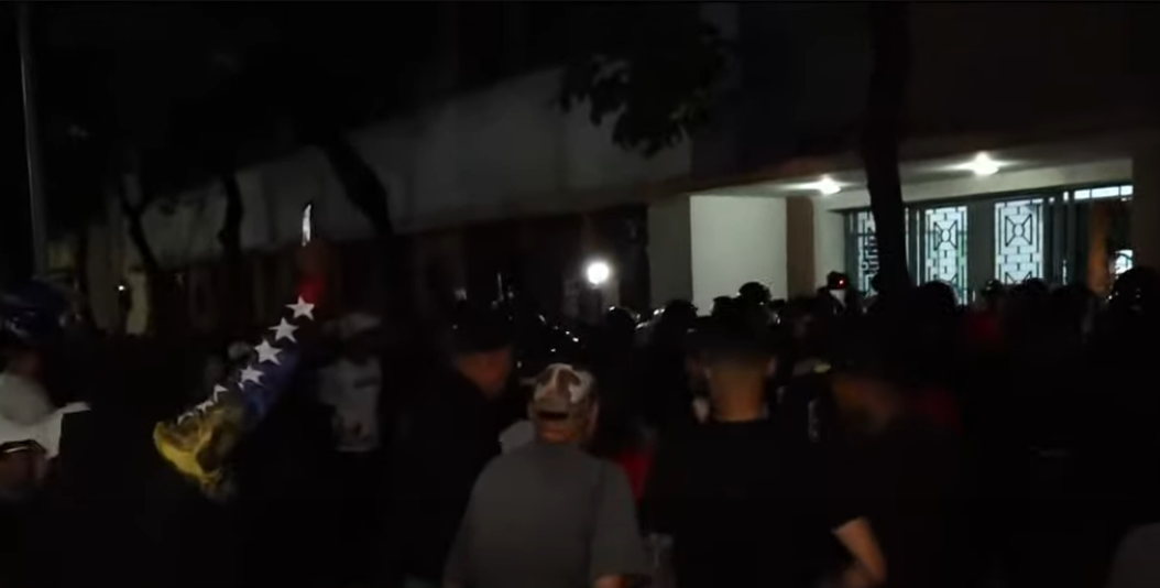 Tensão fora de centro de votação em Caracas / CNN