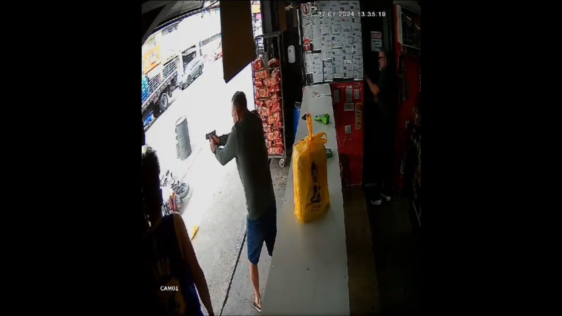Momento em que o policial aposentado atira em criminoso na zona sul de São Paulo