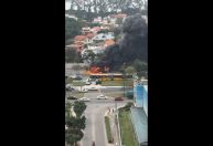 Vídeos: Ônibus pega fogo após colisão no Rio de Janeiro