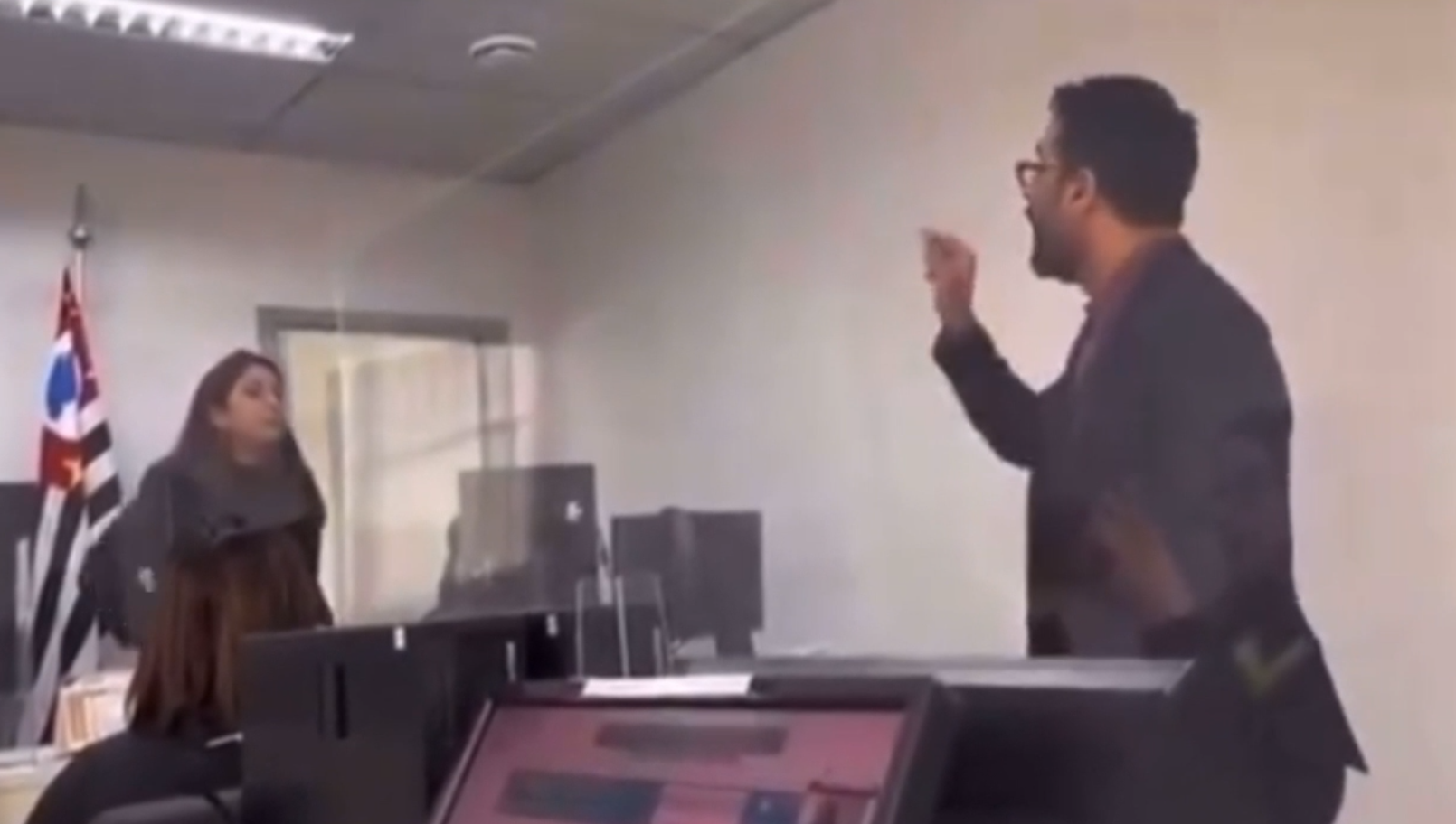 Advogado dá voz de prisão para juíza