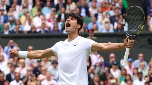 Carlos Alcaraz comemora ponto na vitória sobre Novak Djokovic