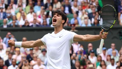 Carlos Alcaraz comemora ponto na vitória sobre Novak Djokovic