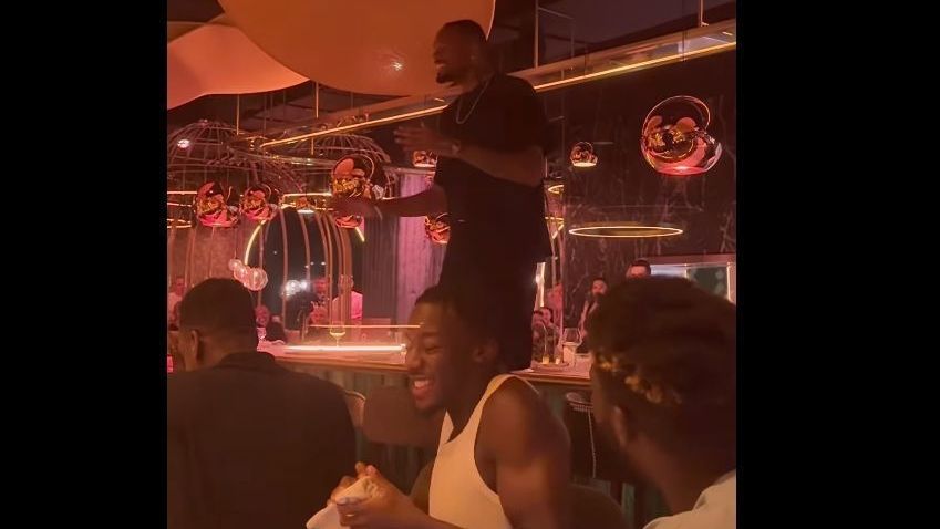 Carlos Miguel canta e dança com os novos companheiros de clube no Nottingham Forest, da Inglaterra
