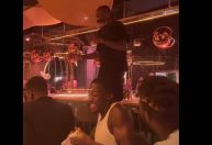 Ex-goleiro do Corinthians canta e dança funk em trote na Inglaterra; vídeo