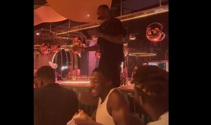 Ex-goleiro do Corinthians canta e dança funk em trote na Inglaterra; vídeo