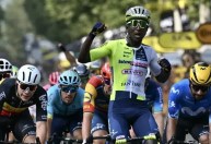 Ciclista da Eritreia é 1º negro africano a vencer uma etapa do Tour de France