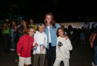 Cíntia Dicker leva filhos de Pedro Scooby e Luana Piovani para show no RJ