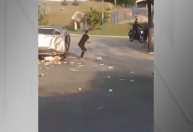 Vídeo: suspeito em fuga capota carro e rouba motocicleta em frente a base da PM no RJ