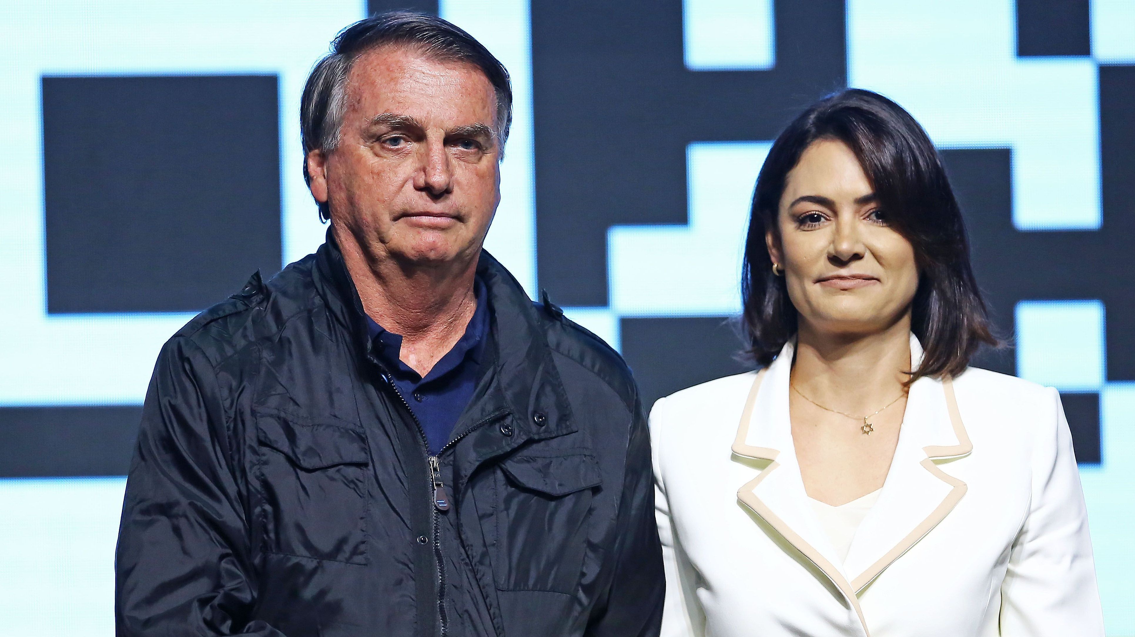 Procedimento de Bolsonaro para tratar soluços foi concluído, diz Michelle | CNN Brasil