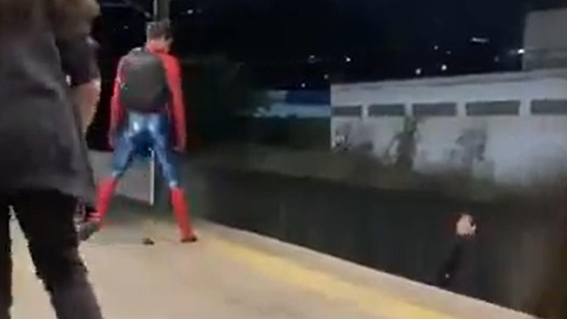 Vídeo mostra momento em que o agressor está nos trilhos do trem, onde o "Homem-Aranha" o teria jogado