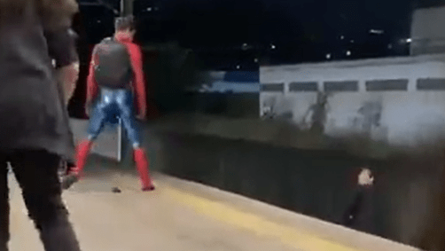 Vídeo mostra momento em que o agressor está nos trilhos do trem, onde o "Homem-Aranha" o teria jogado