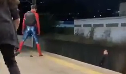 Vídeo mostra momento em que o agressor está nos trilhos do trem, onde o "Homem-Aranha" o teria jogado