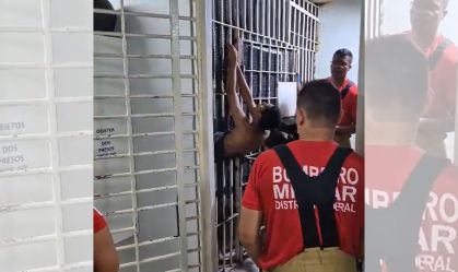 Preso fica entalado ao tentar fugir de cela de delegacia; veja vídeo