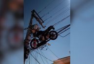 Entenda como balão jogou moto em cima de fiação elétrica em SP