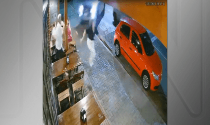 caminhonete invade restaurante PR