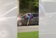 Vídeo: homem fica pendurado em carro em alta velocidade após tentar roubar celular