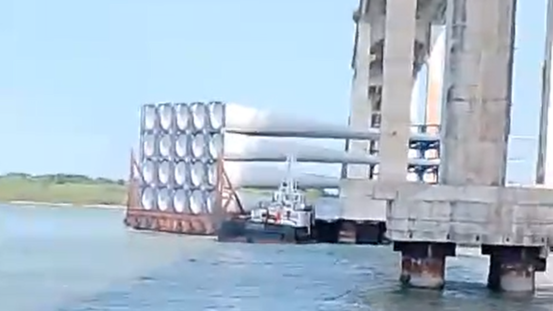 Momento em que a embarcação tenta entrar no Porto de Natal