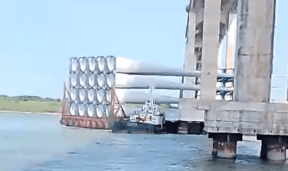Momento em que a embarcação tenta entrar no Porto de Natal