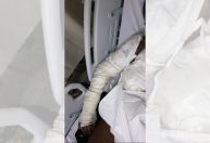 Jovem é atacada com facadas e óleo quente em barraca de pastel no Rio