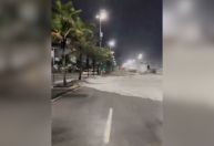 Ressaca do mar faz ondas invadirem pista de avenida no Leblon (RJ)