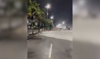 Ressaca do mar faz ondas invadirem pista de avenida no Leblon (RJ)