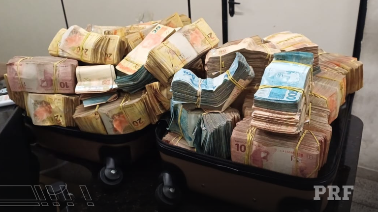 PRF aprendeu quase R$ 800 mil reais em espécies escondidos em veículo. / Reprodução/ PRF