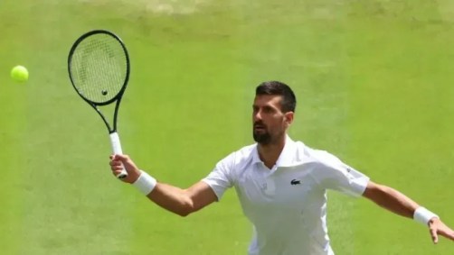 Djokovic durante jogo em Wimbledon nesta quinta-feira (4)