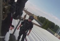 Ataque a Trump: novo vídeo mostra policiais no telhado com corpo de atirador
