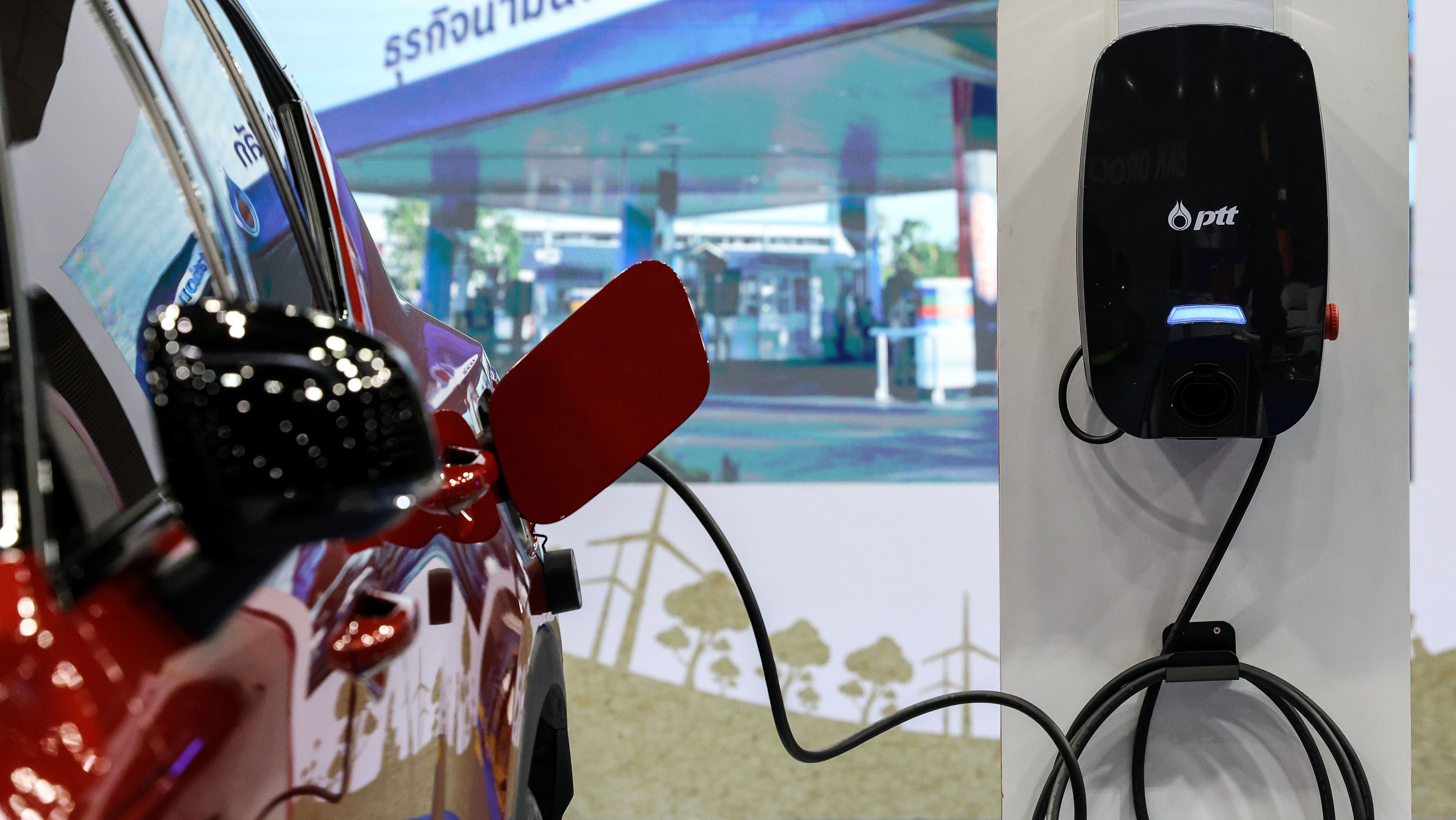 Estação de carregamento elétrico de um Volvo XC40 à mostra no Thailand Fast Auto Show & EV Expo 2023