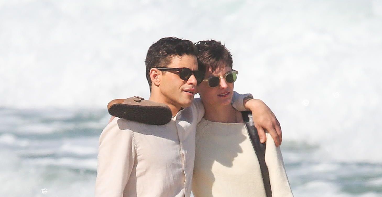 Emma Corrin e Rami Malek na praia de Ipanema