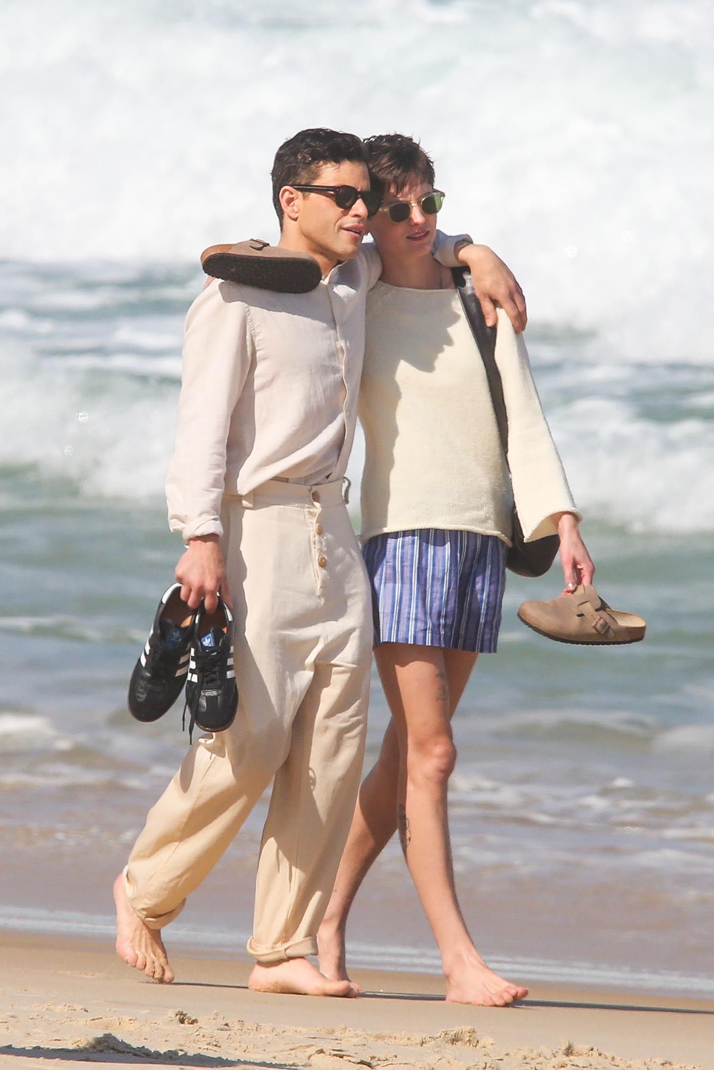 Emma Corrin e Rami Malek na praia de Ipanema / Dilson Silva/AgNews