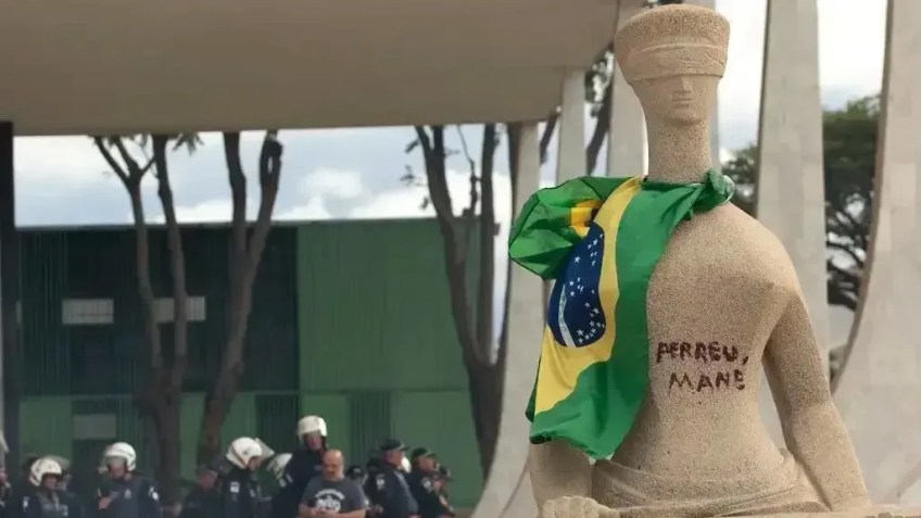 Estátua da Justiça, em frente ao Supremo Tribunal Federal (STF), pichada. • Joedson Alves/Agencia Brasil