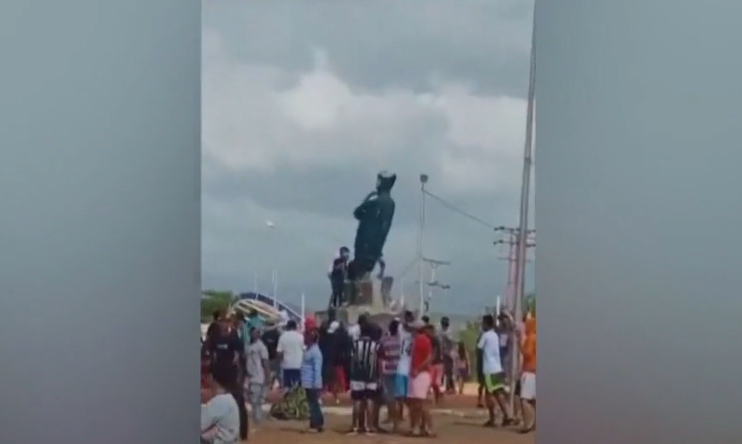 Estátua de Hugo Chávez é derrubada por manifestantes na Venezuela em prostesto contra Maduro