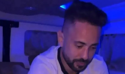 Everton Ribeiro, meia do Bahia, em sua van adaptada