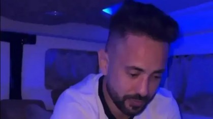 Everton Ribeiro, meia do Bahia, em sua van adaptada