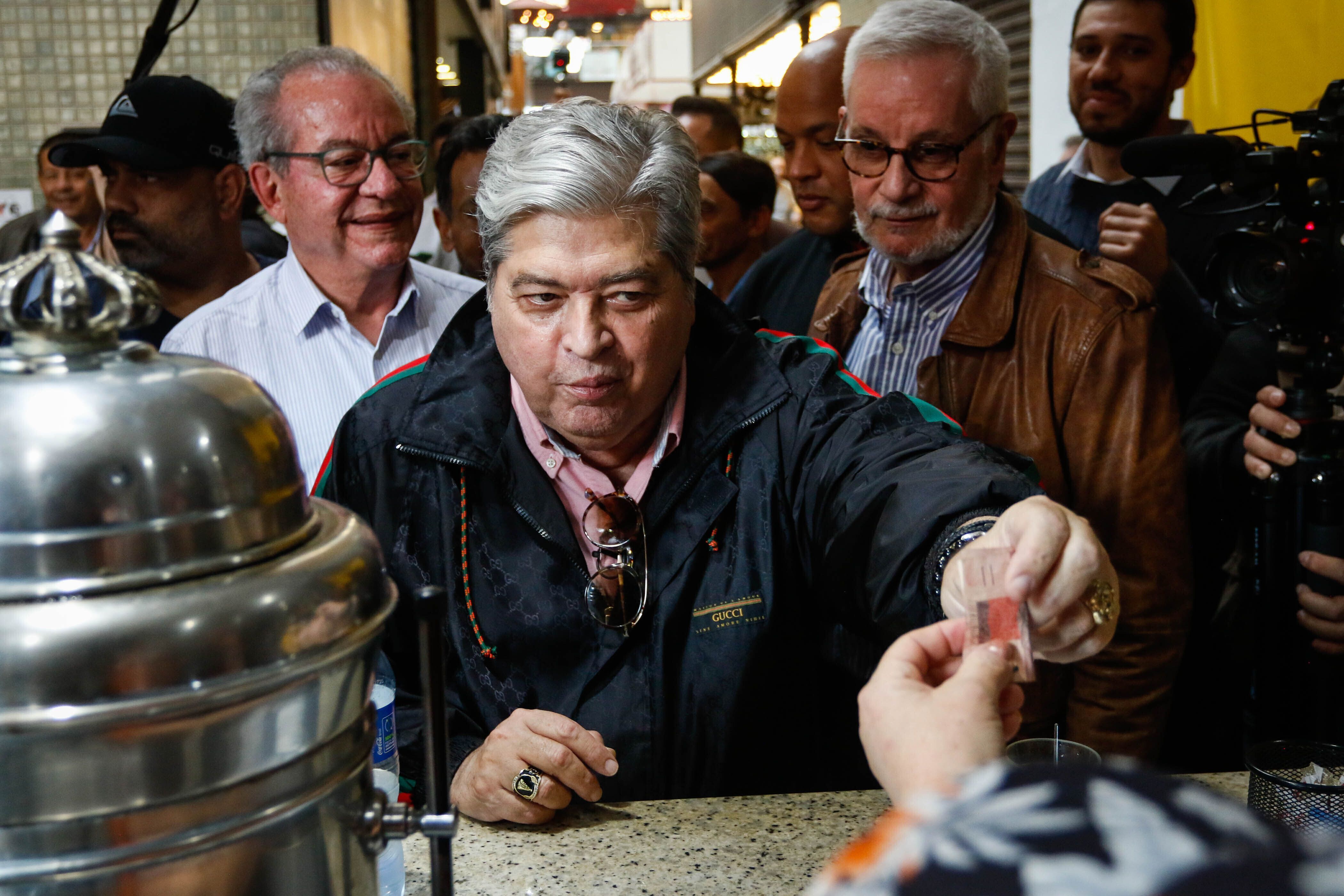 O pré-candidato à prefeitura da cidade de São Paulo, José Luiz Datena (PSDB) visitou o Mercadão Municipal na região central da capital paulista / 17/07/2024 - ALOISIO MAURICIO/FOTOARENA/FOTOARENA/ESTADÃO CONTEÚDO