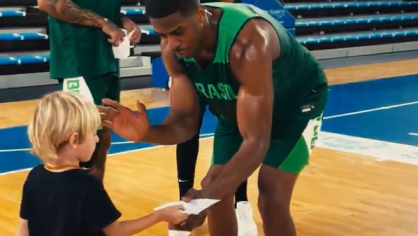 Filhos de Marcelinho Hurtas entregam pulseiras da sorte para Seleção de Basquete