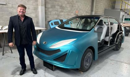 Flávio Assis e o protótipo do Lecar Model 459: carro será híbrido