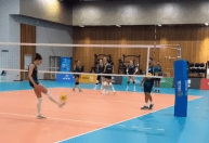 Gabi, do vôlei, faz cesta incrível com os pés; assista